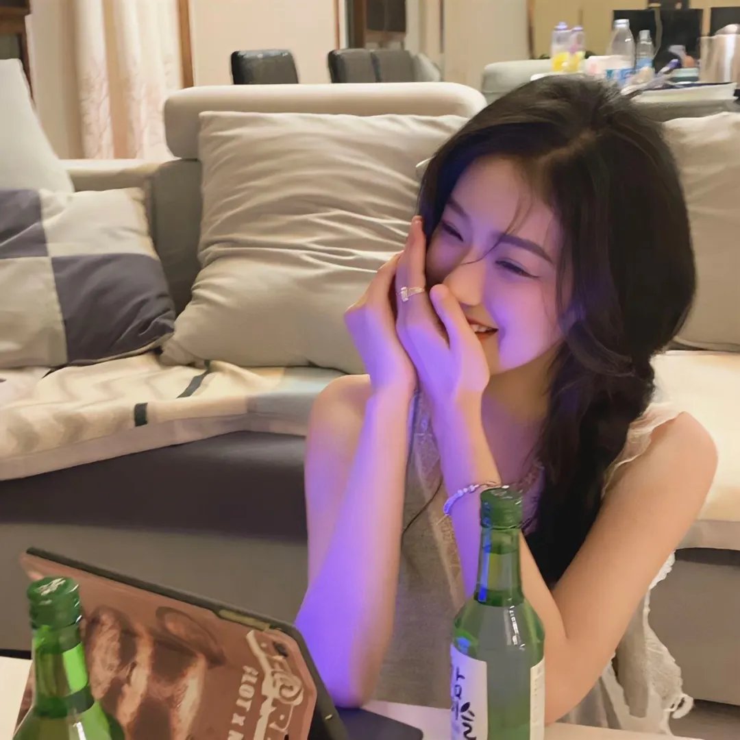 她行走于黑暗中